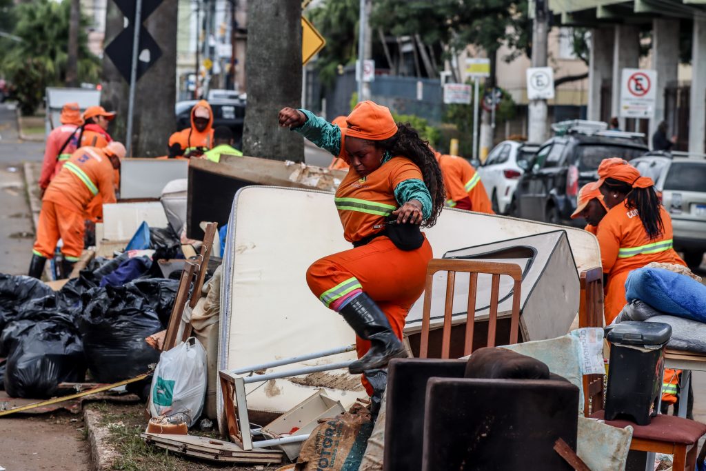 Enchentes espalharam 46 milhões de toneladas de entulho no RS