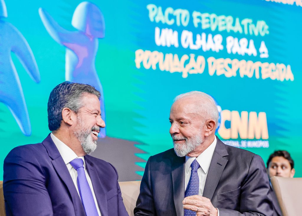 Lula recebe vaias em encontro de prefeitos e pede ‘civilidade’