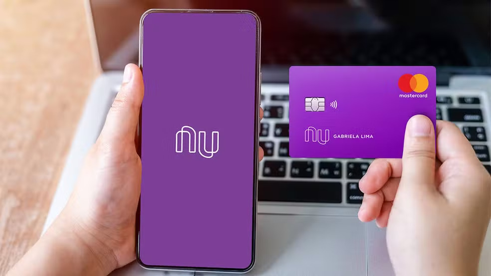 Nubank anuncia serviço de compras de passagens aéreas e hotéis para a alta renda