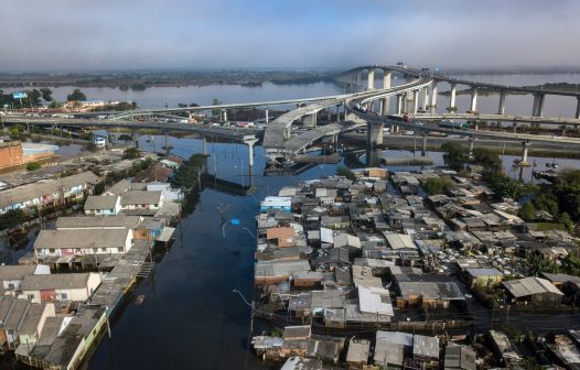 Porto Alegre tem sistema colapsado e precisa de bombas emprestadas para drenar enchente