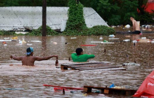 Nível do Guaíba sobe e alaga o centro de Porto Alegre