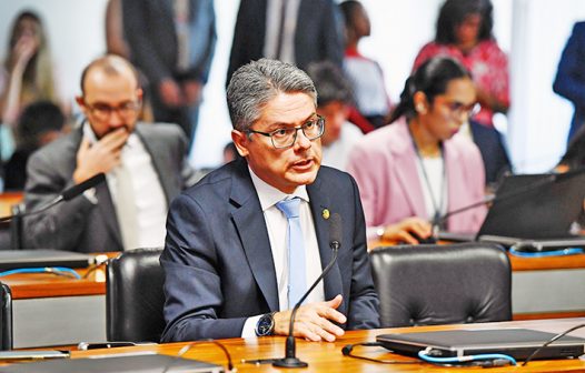 Senador cobra transparência sobre gastos com viagens e eventos no exterior