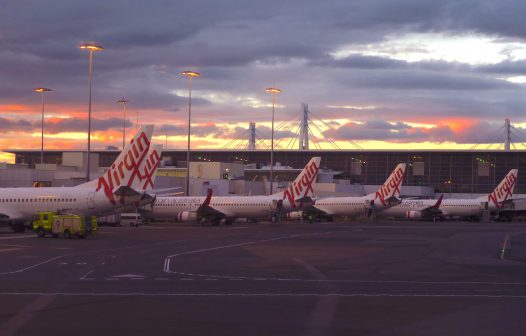 Avião faz pouso de emergência na Nova Zelândia após suposta colisão com pássaros