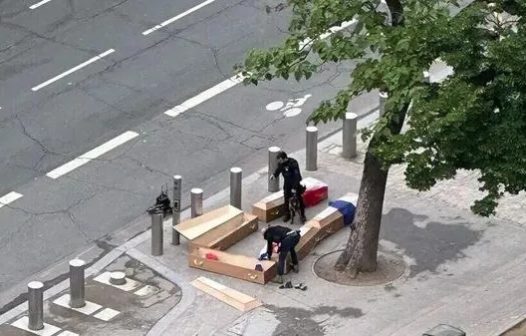 França investiga três pessoas após caixões serem encontrados perto da torre Eiffel