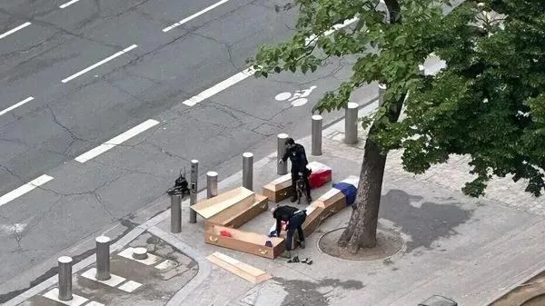 França investiga três pessoas após caixões serem encontrados perto da torre Eiffel