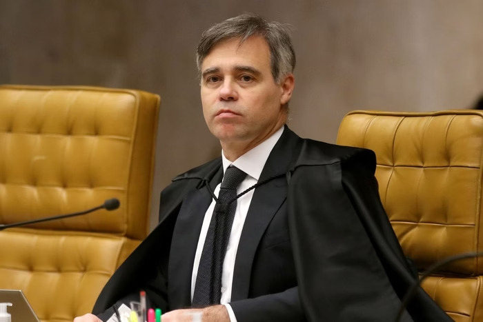 Mendonça contraria Bolsonaro e vota para livrar Janones de ação por injúria