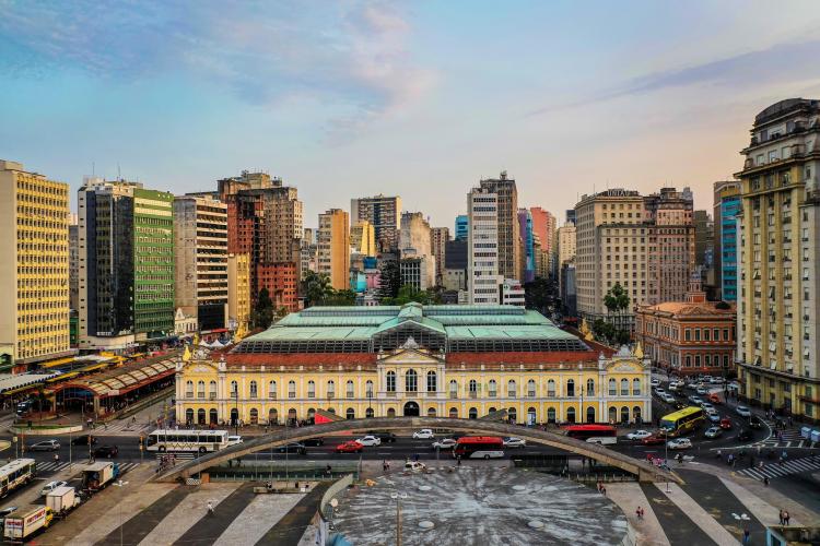 Mercado Público de Porto Alegre é reaberto parcialmente