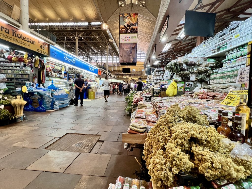 Mercado Público de Porto Alegre reabre com 53 lojas