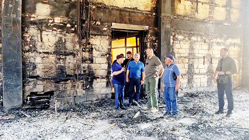 Homens armados matam policiais e padre em ataque a sinagoga e igreja ortodoxa