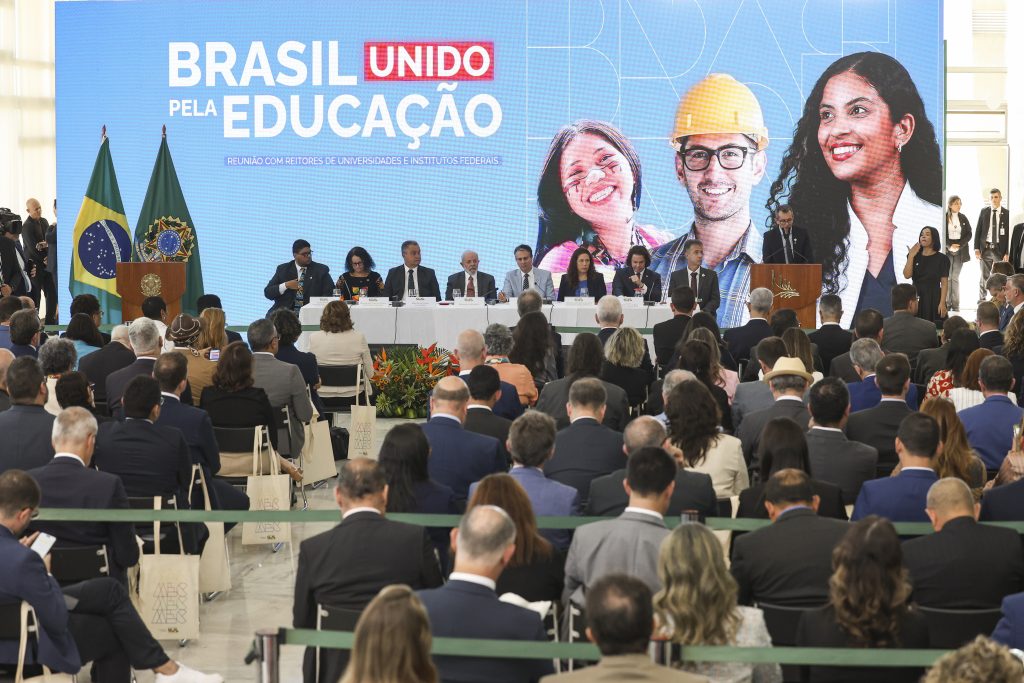 Governo anuncia R$ 5,5 bilhões para obras e novos campi universitários