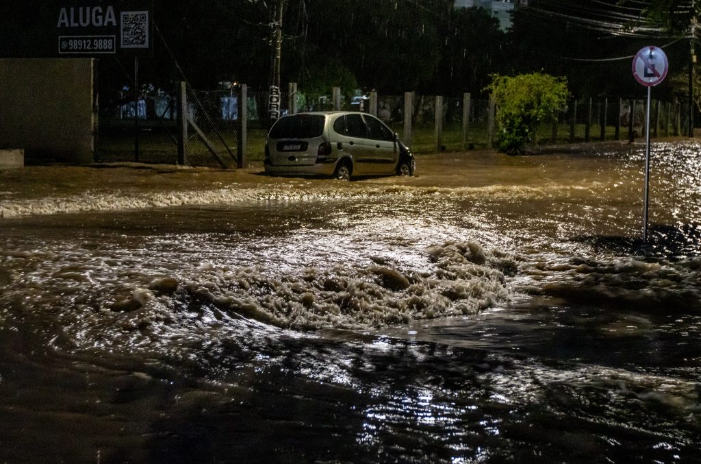 Nível do Guaíba volta a subir e inunda ruas de Porto Alegre