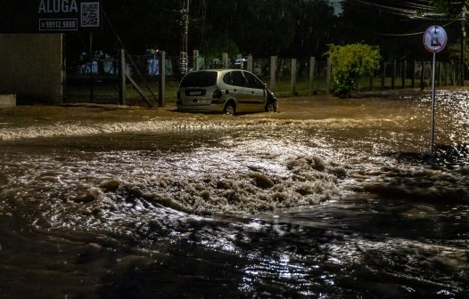 Nível do Guaíba volta a subir e inunda ruas de Porto Alegre