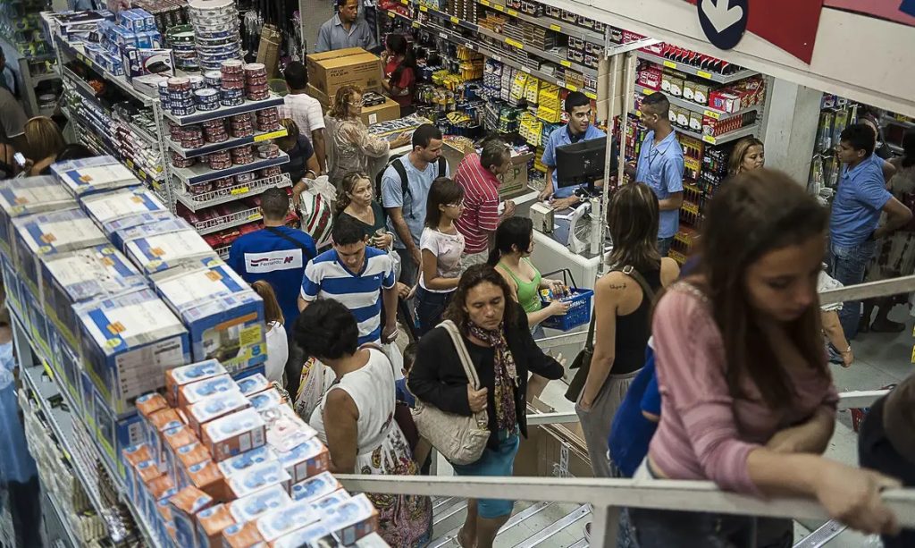 Intenção de consumo de famílias paulistanas cai em junho