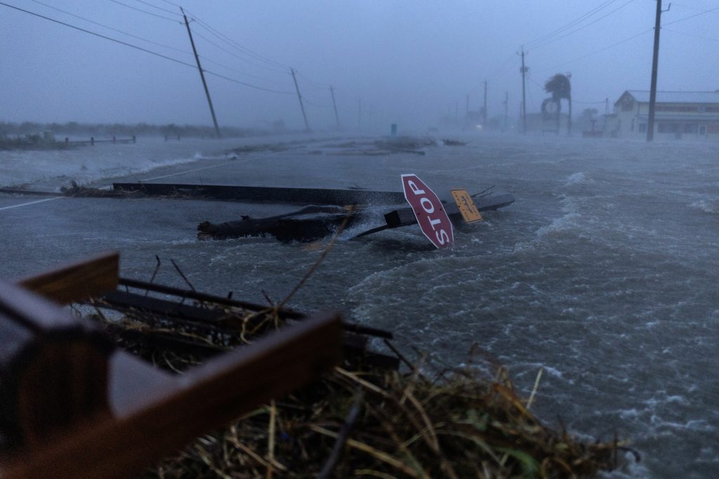 Beryl volta a ganhar força e chega à costa do Texas