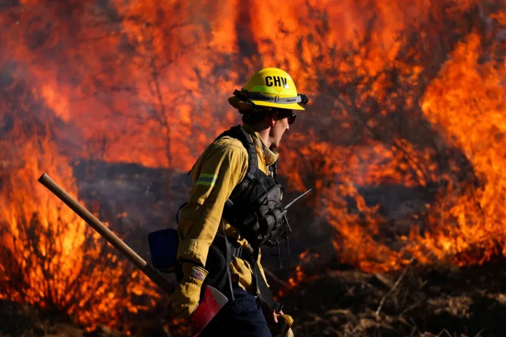 Incêndio florestal na Califórnia queima área maior que Los Angeles