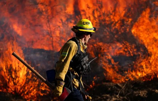 Incêndio florestal na Califórnia queima área maior que Los Angeles