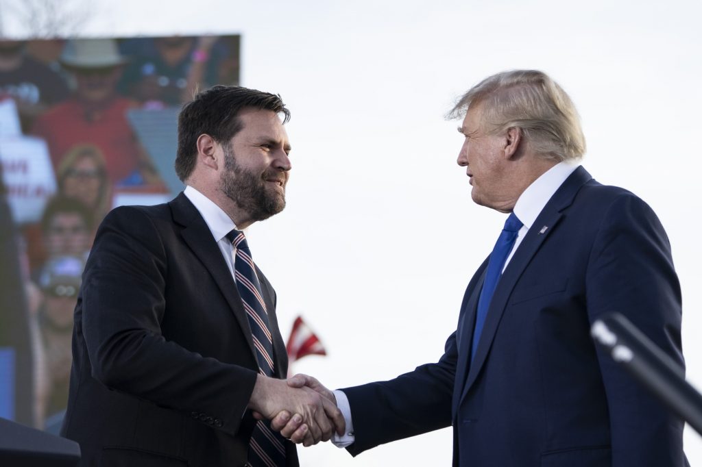 Candidato oficial à presidência, Trump escolhe J.D. Vance como vice