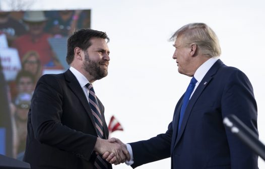 Candidato oficial à presidência, Trump escolhe J.D. Vance como vice