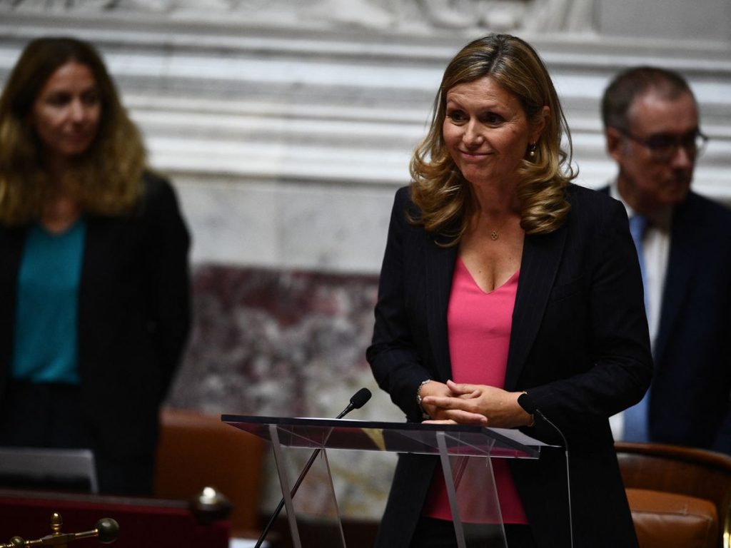 Candidata de Macron é reeleita presidente da Assembleia Nacional