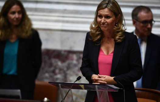 Candidata de Macron é reeleita presidente da Assembleia Nacional