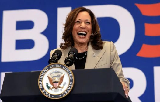 Kamala faz novos ataques a Trump em primeiro comício de campanha