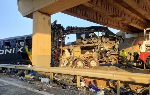 Acidente com ônibus em rodovia no interior de SP deixa 10 mortos