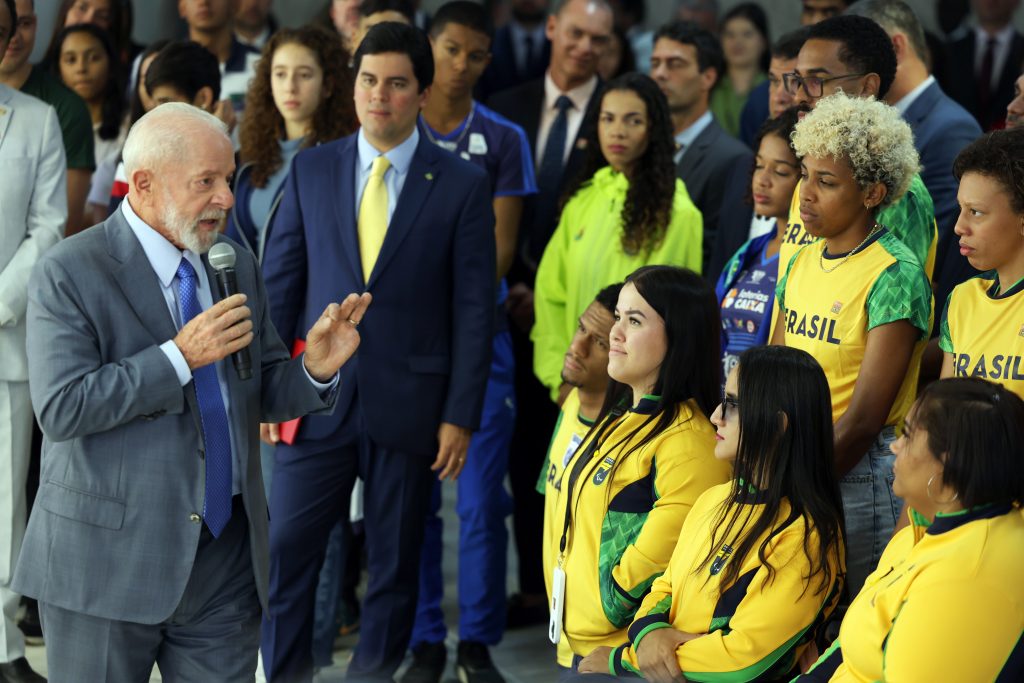 Lula assina decreto reajustando Bolsa Atleta em 10,86%