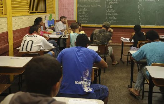 MEC cria programa de apoio a escolas públicas com aulas noturnas