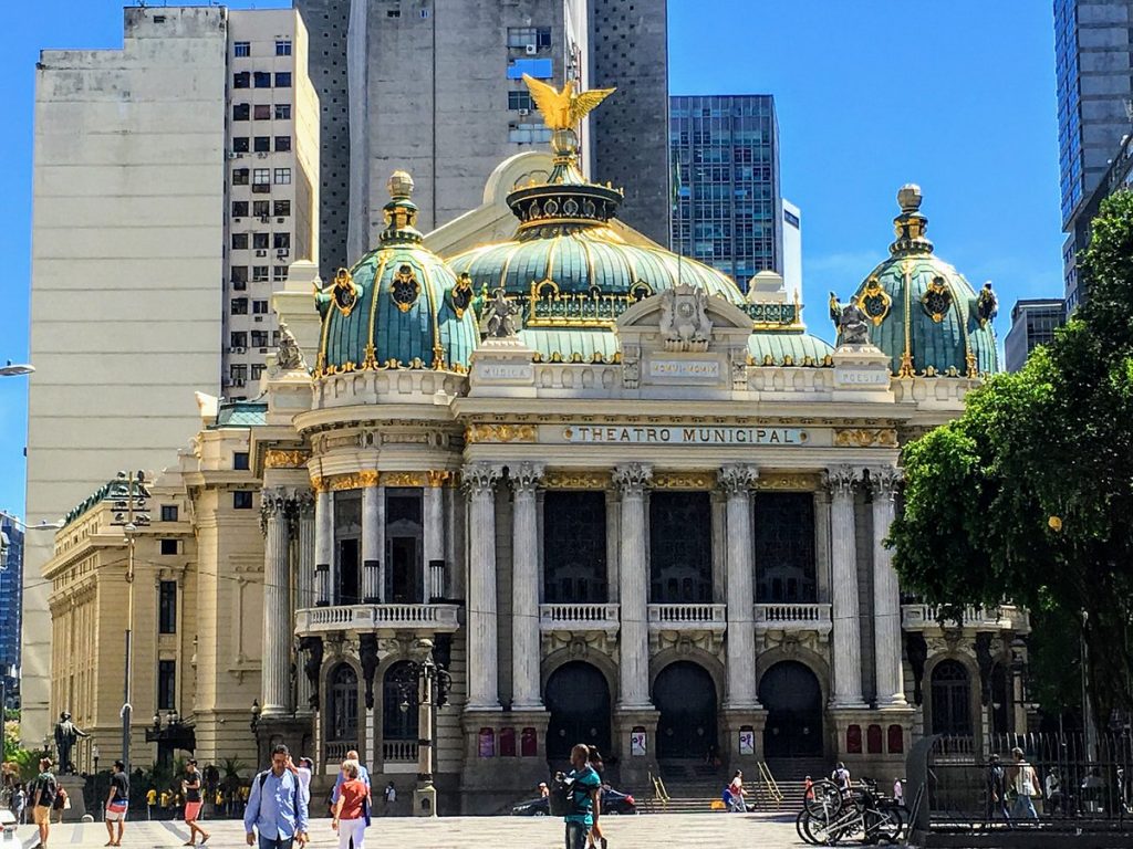 Theatro Municipal reabre com premiação a artistas