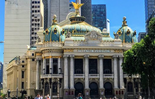 Theatro Municipal reabre com premiação a artistas