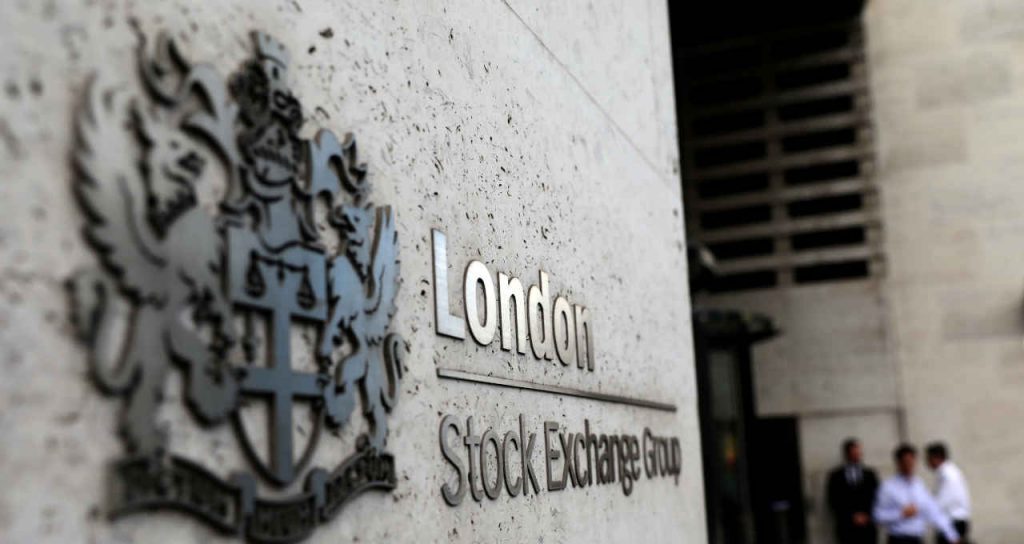 Bolsas da Europa fecham no geral em alta, mas Londres destoa