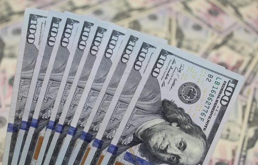 Dólar sobe a R$ 5,74 com medo de recessão nos EUA