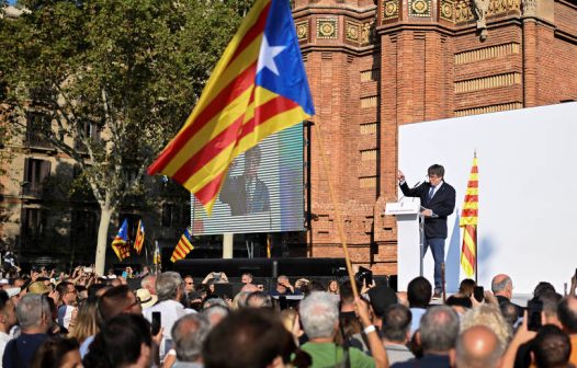 Líder separatista catalão reaparece em comício, foge da polícia, e está desaparecido