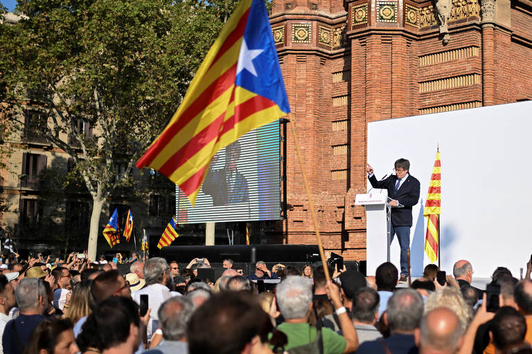 Líder separatista catalão reaparece em comício, foge da polícia, e está desaparecido