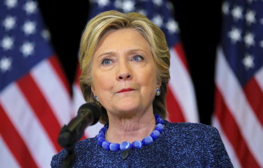 Hillary Clinton pede que EUA elejam primeira mulher presidente