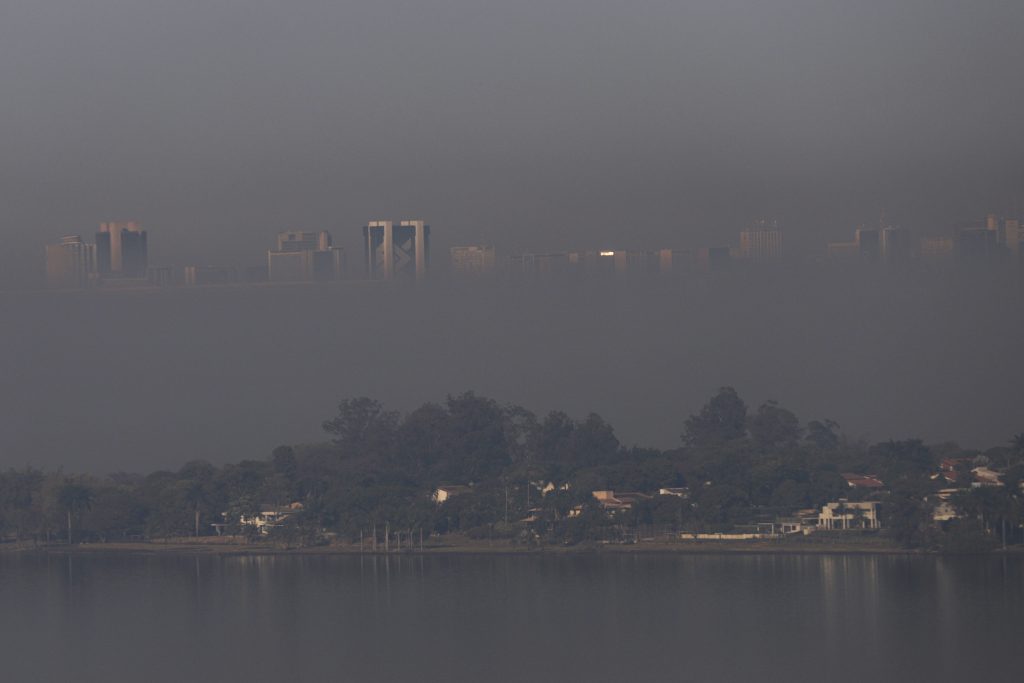 Fumaça cobre Brasília após fogo no Parque Nacional