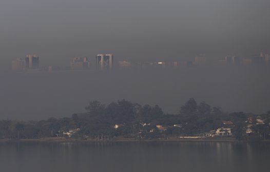 Fumaça cobre Brasília após fogo no Parque Nacional