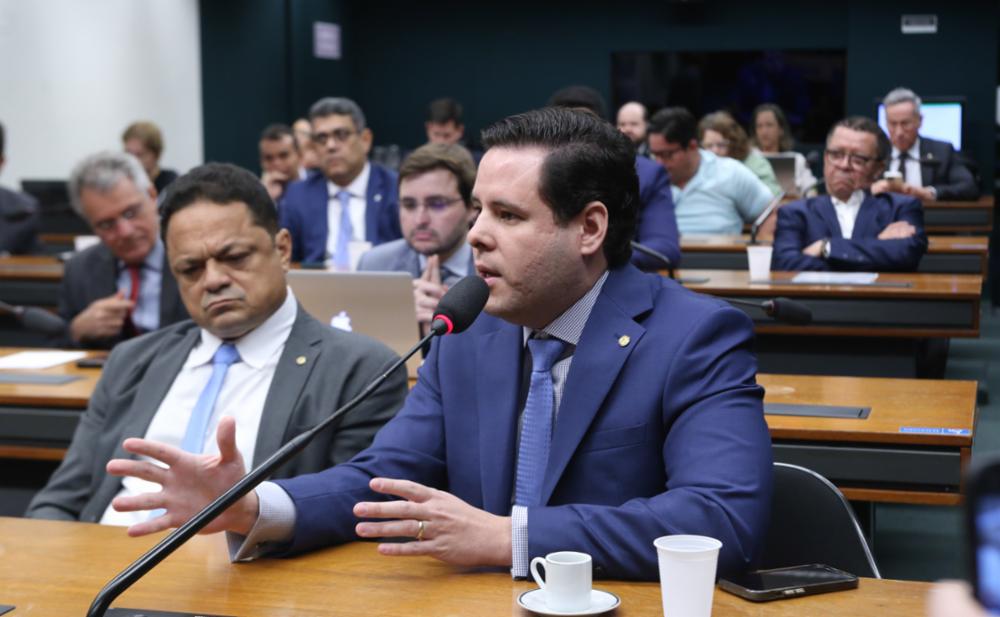 PP acena a bolsonaristas e troca deputados na CCJ