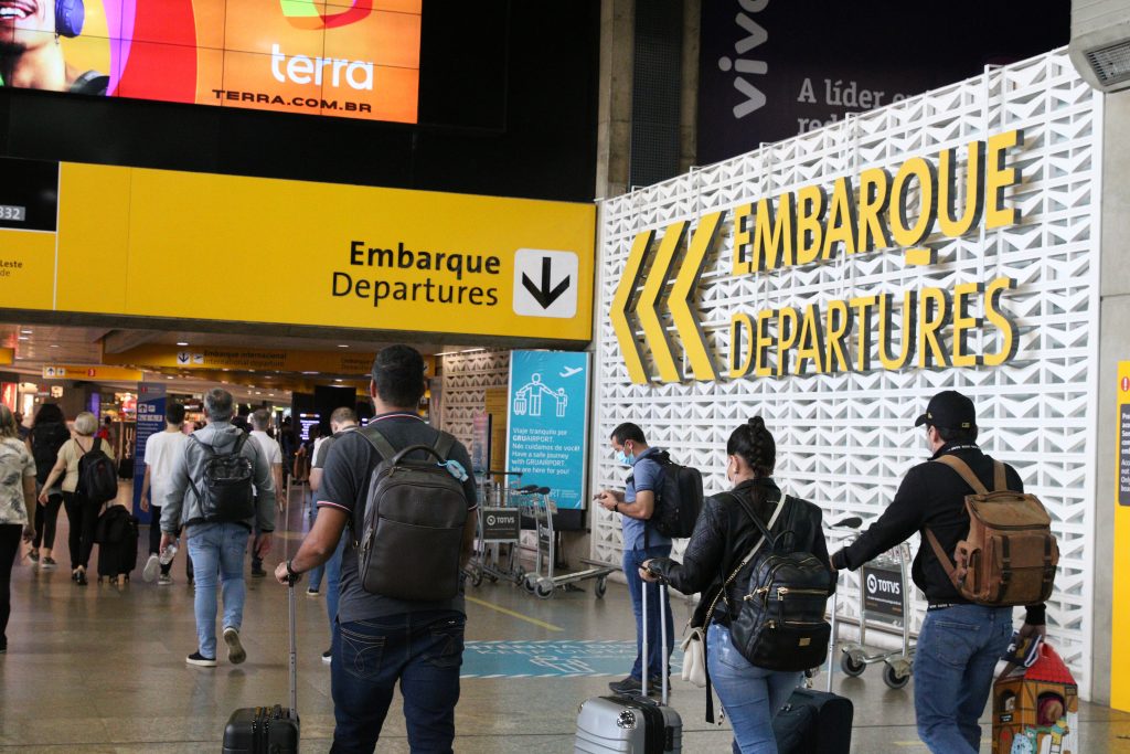 Torre de celular emitiu sinais que afetaram voos no aeroporto de Guarulhos