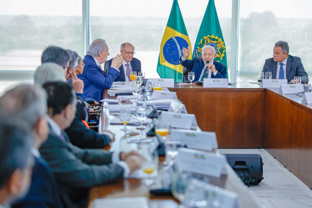 Presidente Lula reúne ministros para debater combate a queimadas