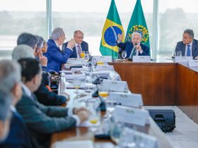 Presidente Lula reúne ministros para debater combate a queimadas