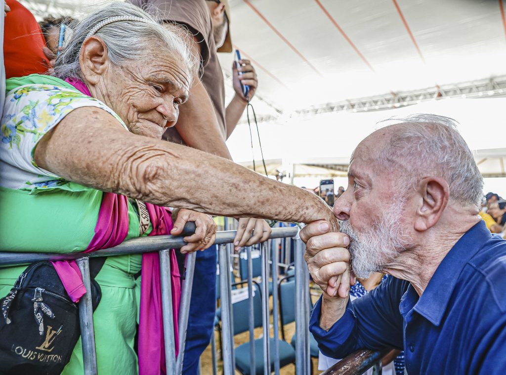 Lula assina acordo e encerra disputa de 40 anos em Alcântara