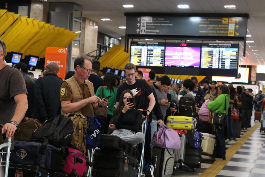 Passageiros enfrentam filas e longa espera