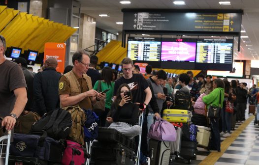 Passageiros enfrentam filas e longa espera